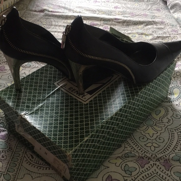 J.Renee Shoes - Black & metallic J. Renee solid pump size 9